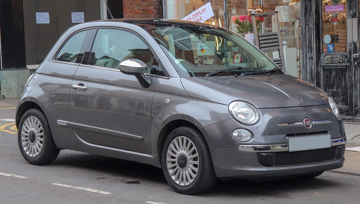 Photo : Vauxford, CC BY-SA 4.0 Fiat 500 grise, vue avant trois quarts
